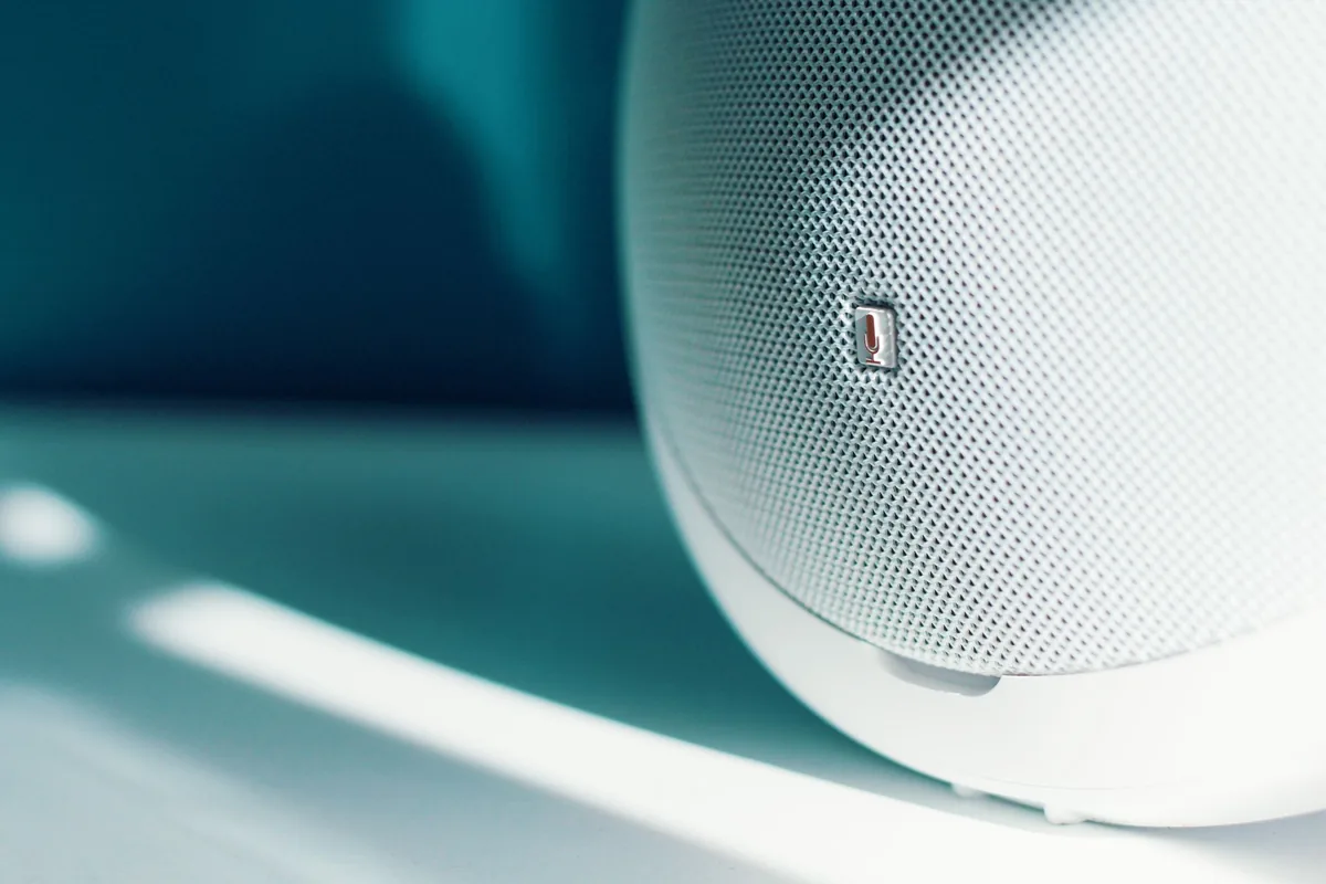 nowoczesna kolumna głośnikowa z delikatnym podświetleniem — Bowers &amp; Wilkins 607 S3 w zgłoszeniu — jak odpowiadamy i co radzimy
