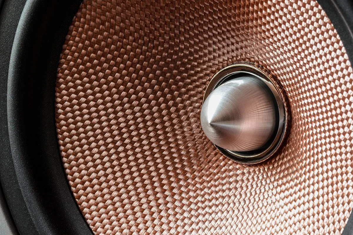 czarna kolumna głośnikowa z miedzianą membraną — Bowers &amp; Wilkins 685 S2 w zgłoszeniu — jak odpowiadamy i co radzimy