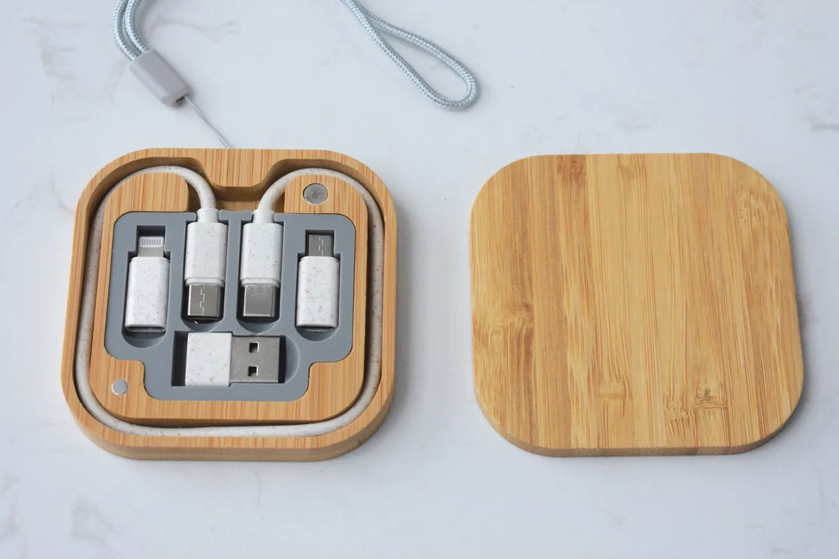 bambusowy organizer z kablami USB i adapterami — CalDigit TS3 Plus — czego przy tym sprzęcie nie zrobimy