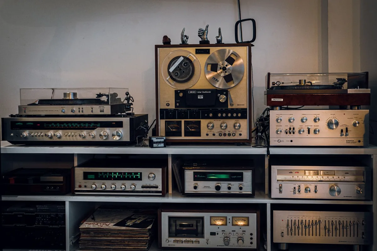 wzmacniacze, gramofon i magnetofon szpulowy w stylu retro — Cambridge Audio AXA35 — czego przy tym sprzęcie nie zrobimy
