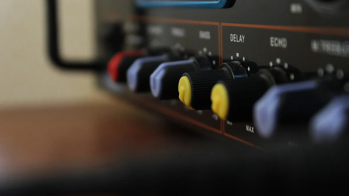 pokrętło na przednim panelu wzmacniacza audio — Cambridge Audio AXR100 a zakres naszego serwisu — czym zajmujemy się zamiast