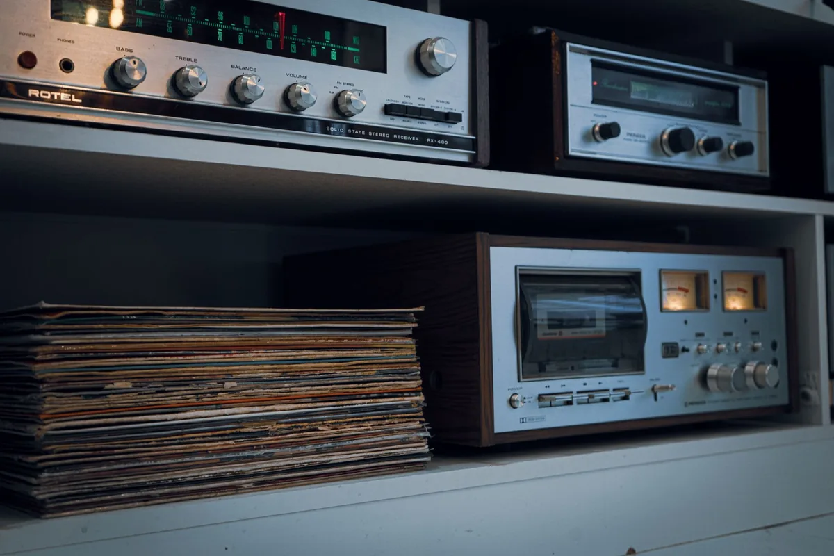 wzmacniacz stereo, gramofon i stos płyt winylowych — Cambridge Audio Evo 75 w zgłoszeniu — jak odpowiadamy i co radzimy