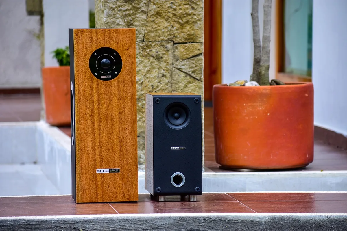 zestaw kolumn głośnikowych audio — Canton GLE 90 a zakres naszego serwisu — czym zajmujemy się zamiast