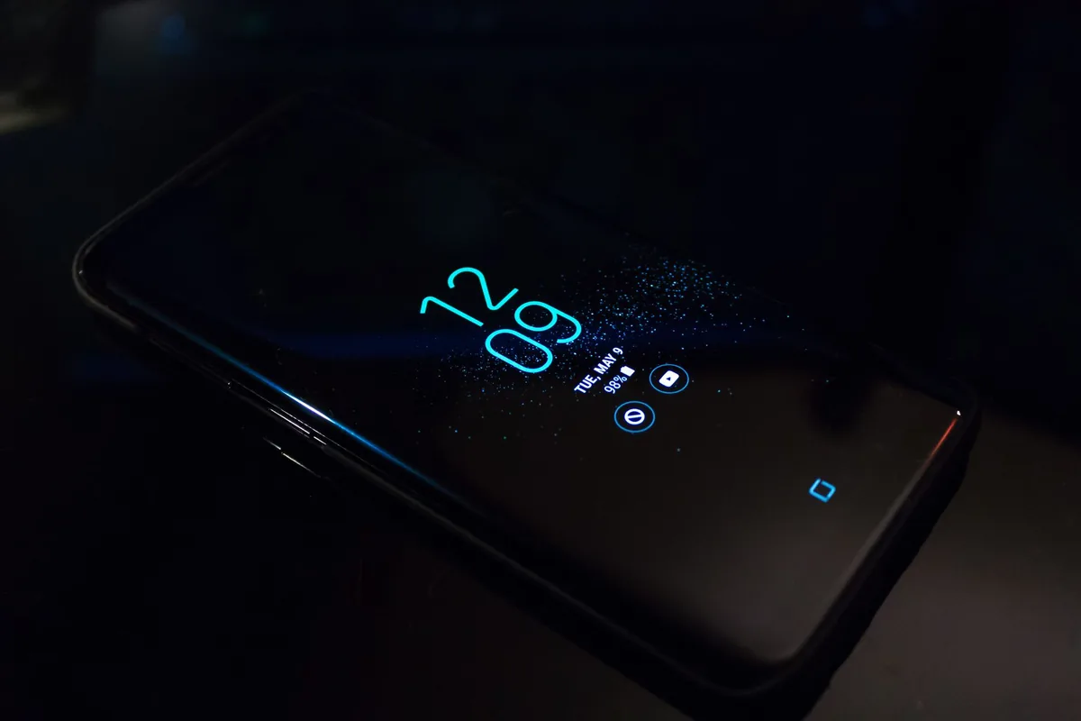 ekran telefonu komórkowego z zegarem w ciemności — CAT S62 Pro poza naszym warsztatem — gdzie szukać pomocy