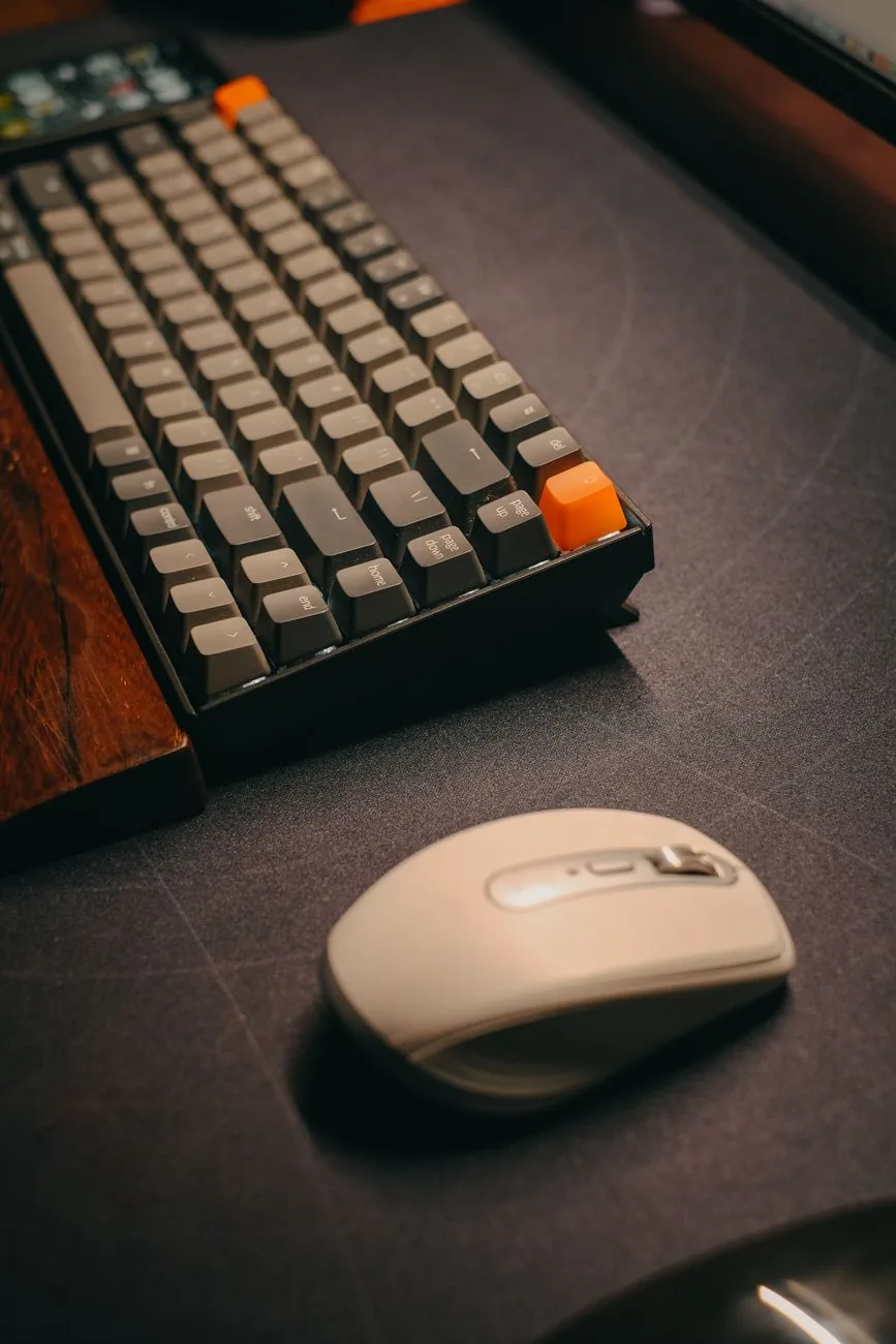 klawiatura komputerowa i biała mysz na ciemnym biurku — Cherry MX Board 3.0 poza naszym warsztatem — gdzie szukać pomocy