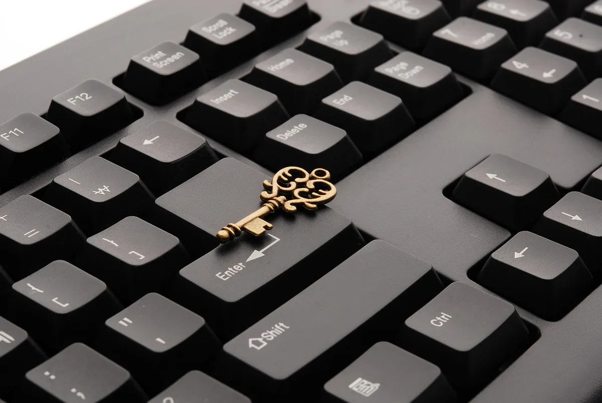 klawiatura komputerowa z klawiszem success — Cherry Stream Keyboard poza naszym warsztatem — gdzie szukać pomocy