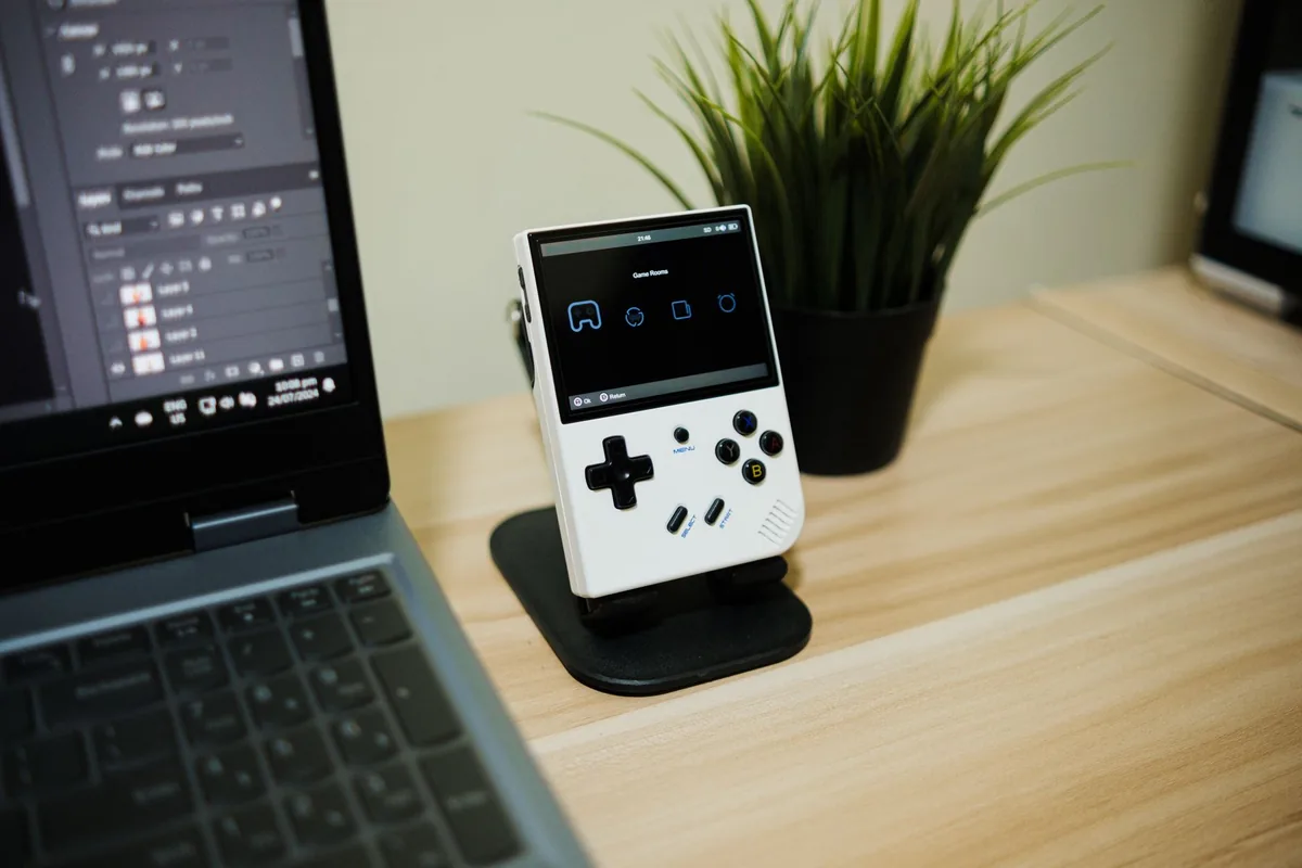 przenośna konsola na drewnianym biurku obok laptopa — Commodore 128 — czego przy tym sprzęcie nie zrobimy