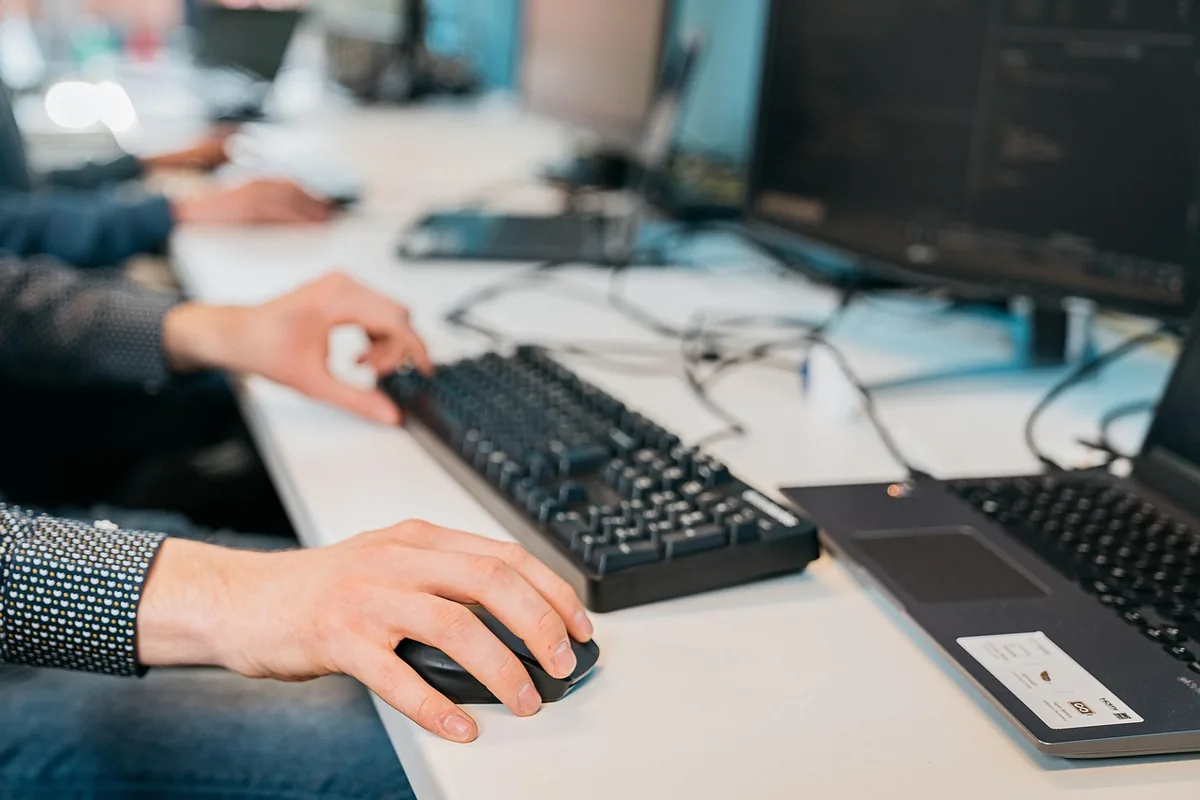 klawiatura komputerowa na biurku w biurze — Cooler Master CK352 w zgłoszeniu — jak odpowiadamy i co radzimy