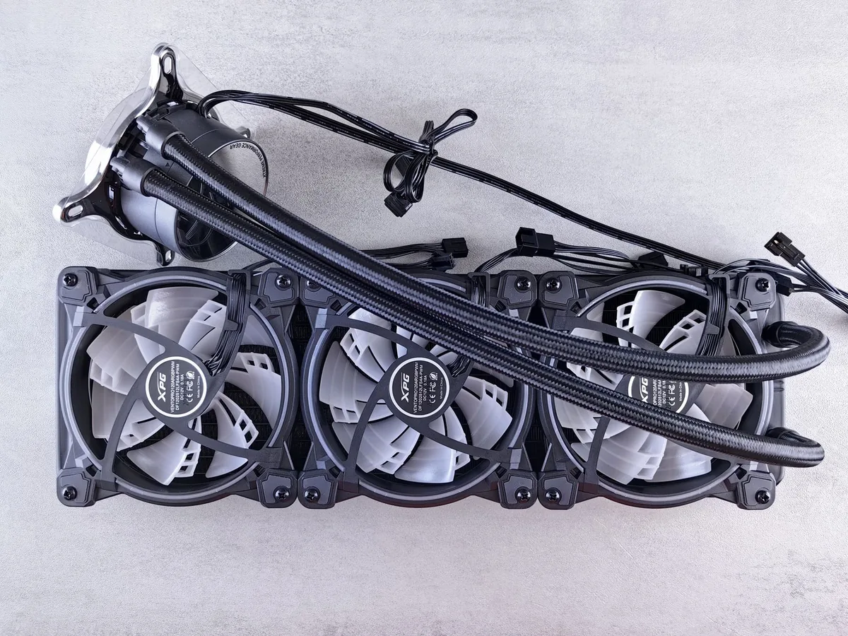 radiator chłodzenia z trzema wentylatorami na szarym tle — Cooler Master MasterLiquid 240L w zgłoszeniu — jak odpowiadamy i co radzimy