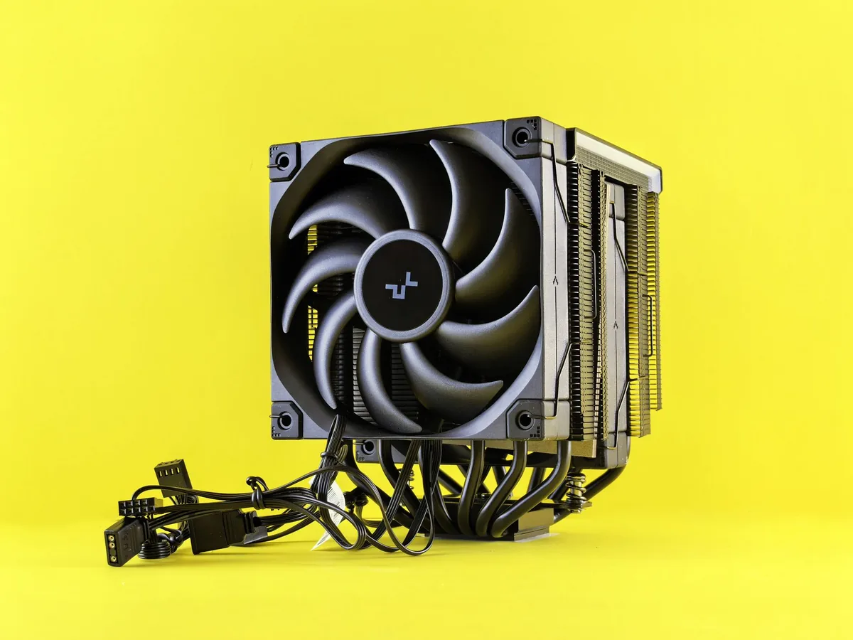chłodzenie procesora z przewodami na jaskrawożółtym tle — Cooler Master MasterLiquid Lite 240 w zgłoszeniu — jak odpowiadamy i co radzimy