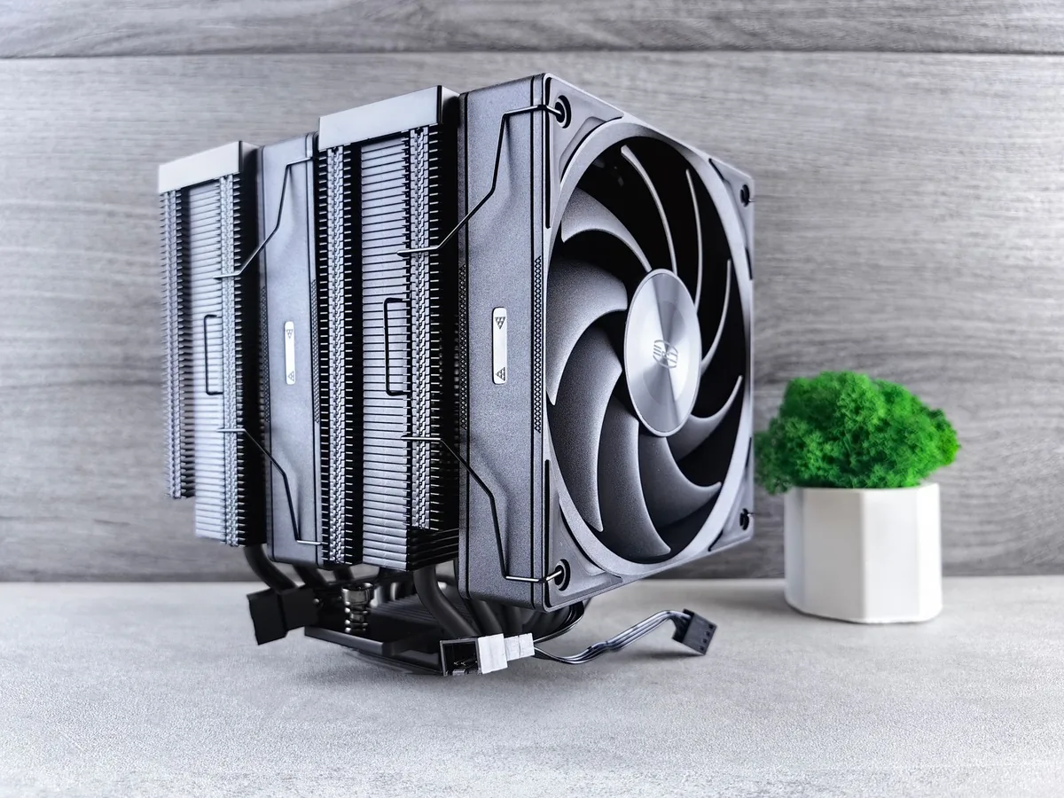 chłodzenie procesora obok małej rośliny doniczkowej — Cooler Master MasterLiquid PL360 Flux poza naszym warsztatem — gdzie szukać pomocy
