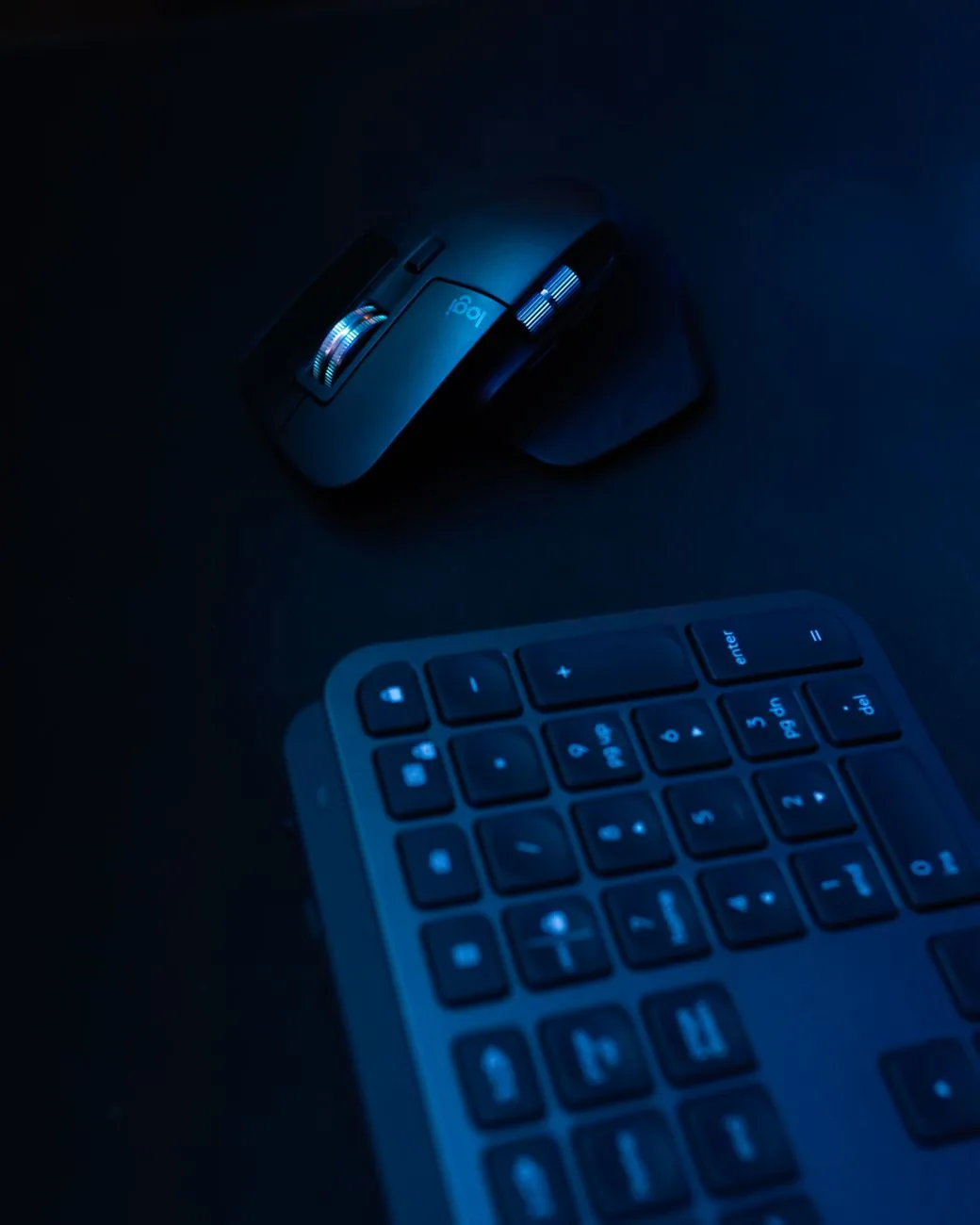 bezprzewodowa klawiatura i mysz na ciemnym blacie — Corsair Harpoon RGB w zgłoszeniu — jak odpowiadamy i co radzimy
