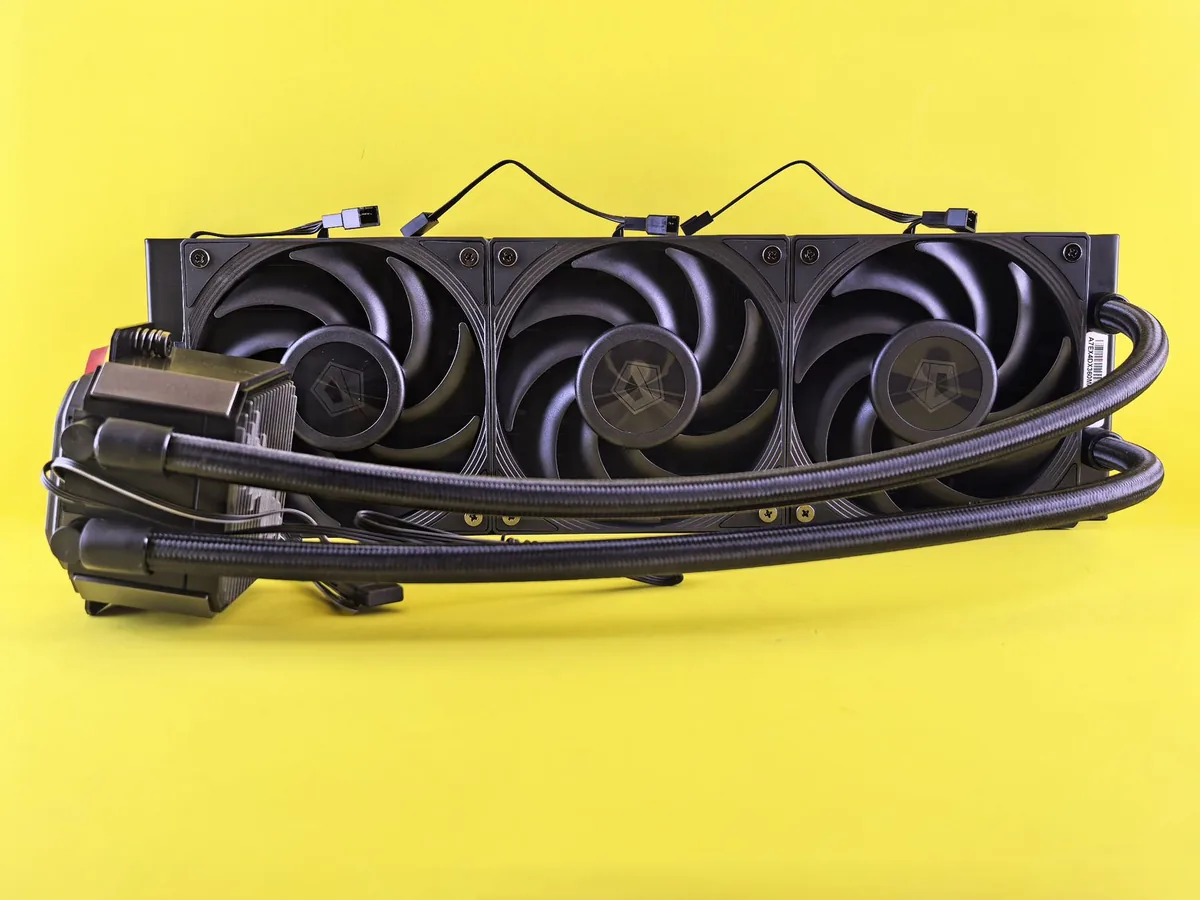 chłodzenie wodne z trzema wentylatorami na żółtym tle — Corsair iCUE H100i a zakres naszego serwisu — czym zajmujemy się zamiast