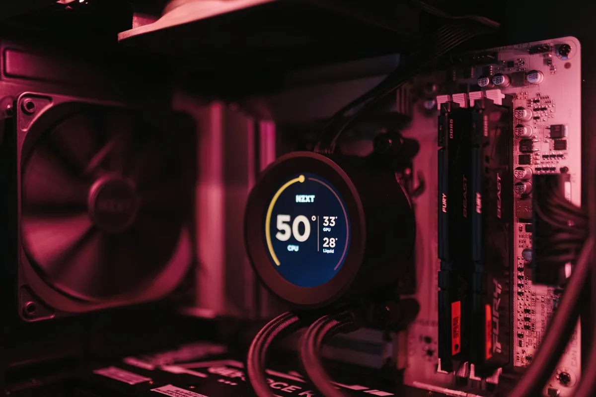 płyta główna i układ chłodzenia z wyświetlaczem temperatury — Corsair iCUE H170i Elite w zgłoszeniu — jak odpowiadamy i co radzimy