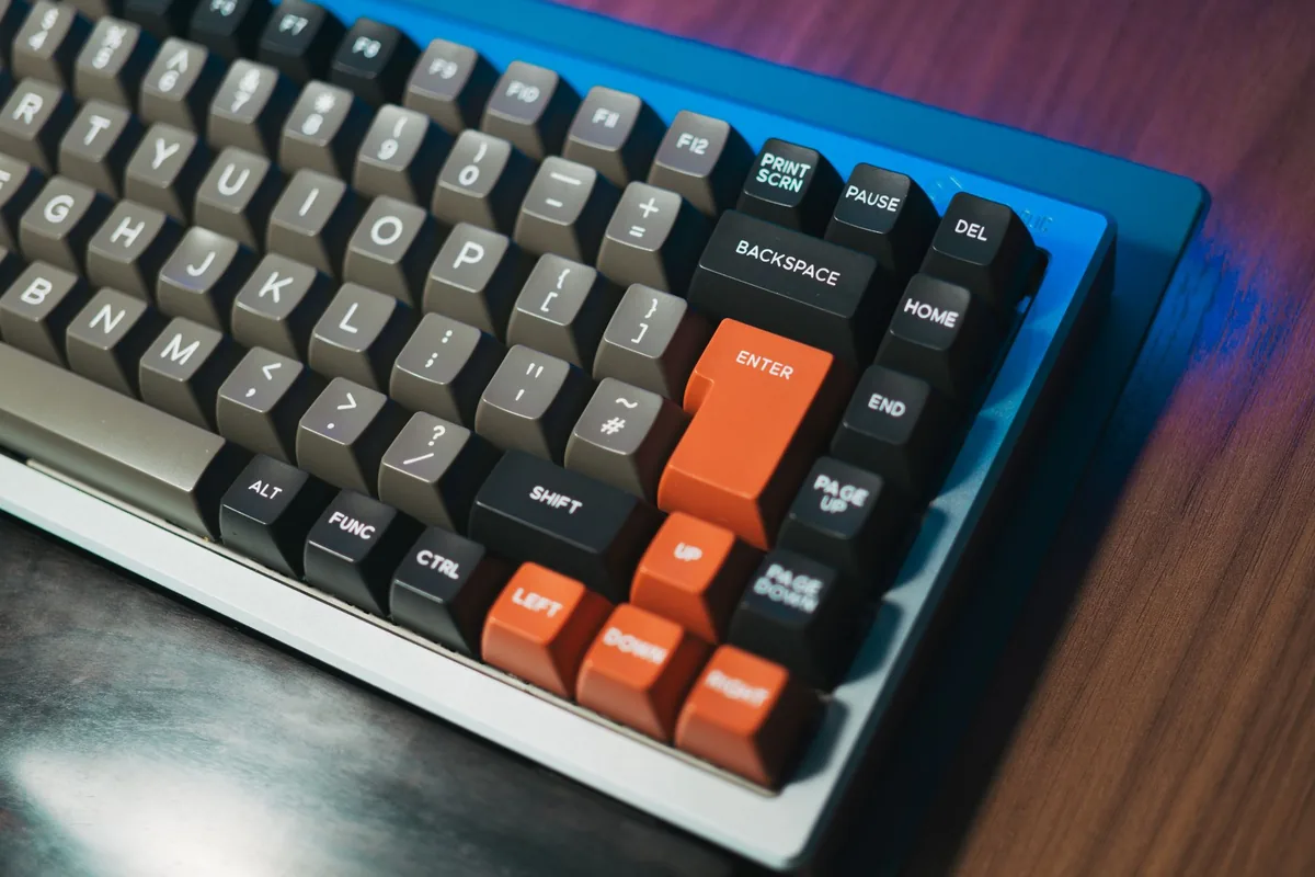 klawiatura mechaniczna z kolorowymi klawiszami na drewnianym biurku — Corsair K100 RGB w zgłoszeniu — jak odpowiadamy i co radzimy