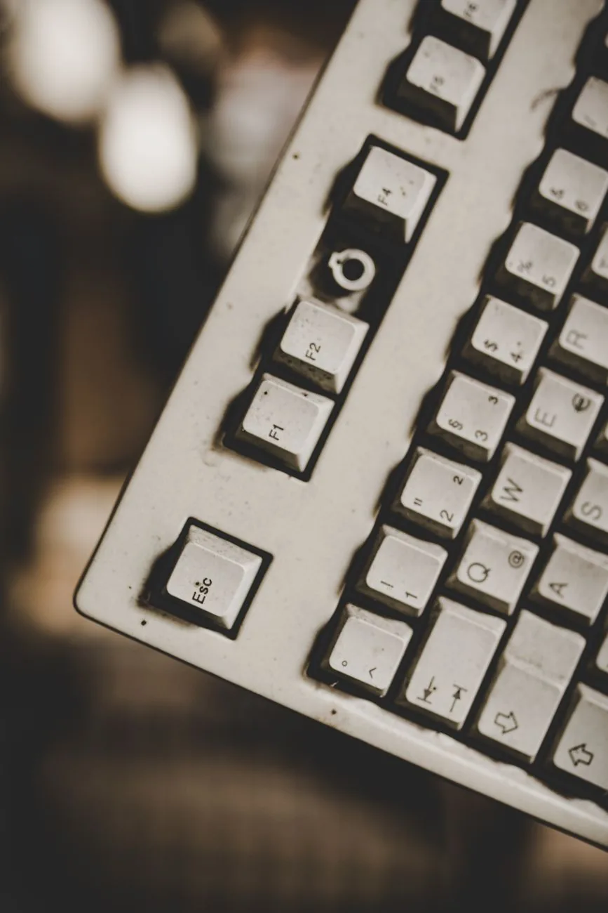 stara zużyta klawiatura z brakującymi klawiszami — Corsair K55 a zakres naszego serwisu — czym zajmujemy się zamiast