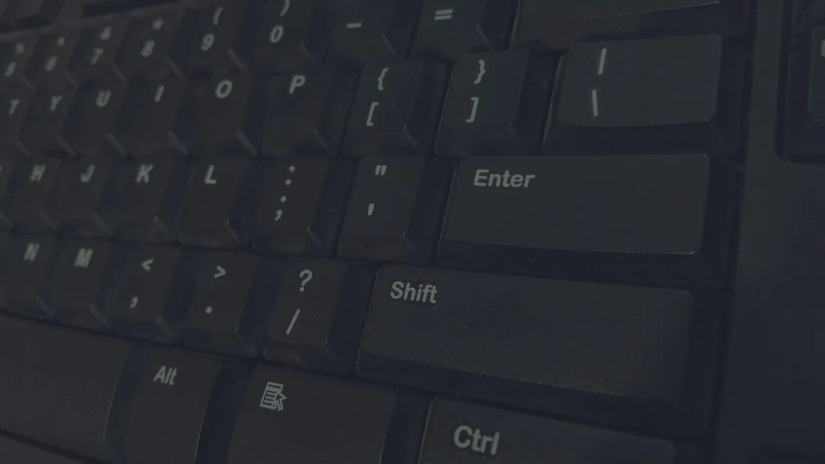 czarna klawiatura komputerowa z bliska — Corsair K65 Mini poza naszym warsztatem — gdzie szukać pomocy