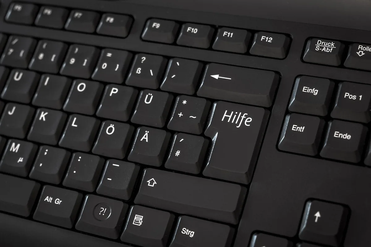 klawisze klawiatury komputerowej z przyciskiem help — Corsair K68 w zgłoszeniu — jak odpowiadamy i co radzimy