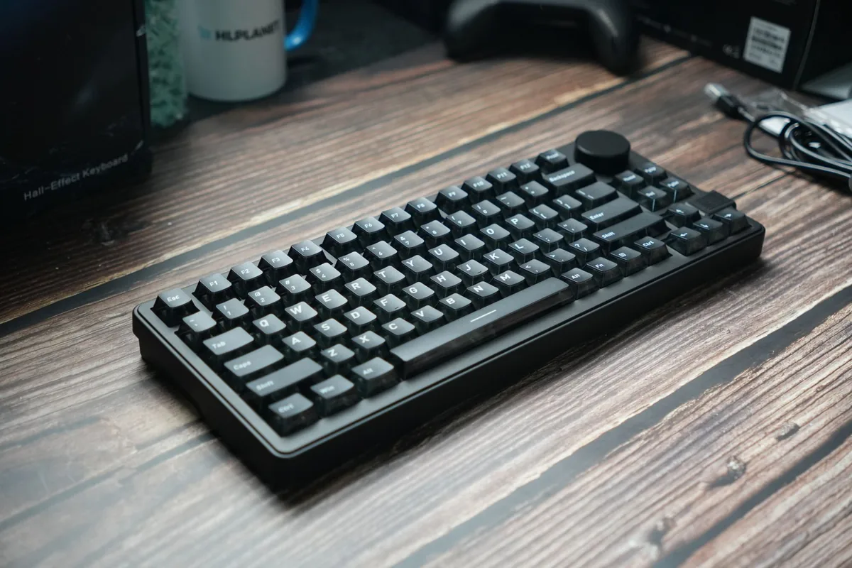 czarna klawiatura mechaniczna na drewnianym biurku — Corsair K95 RGB Platinum a zakres naszego serwisu — czym zajmujemy się zamiast