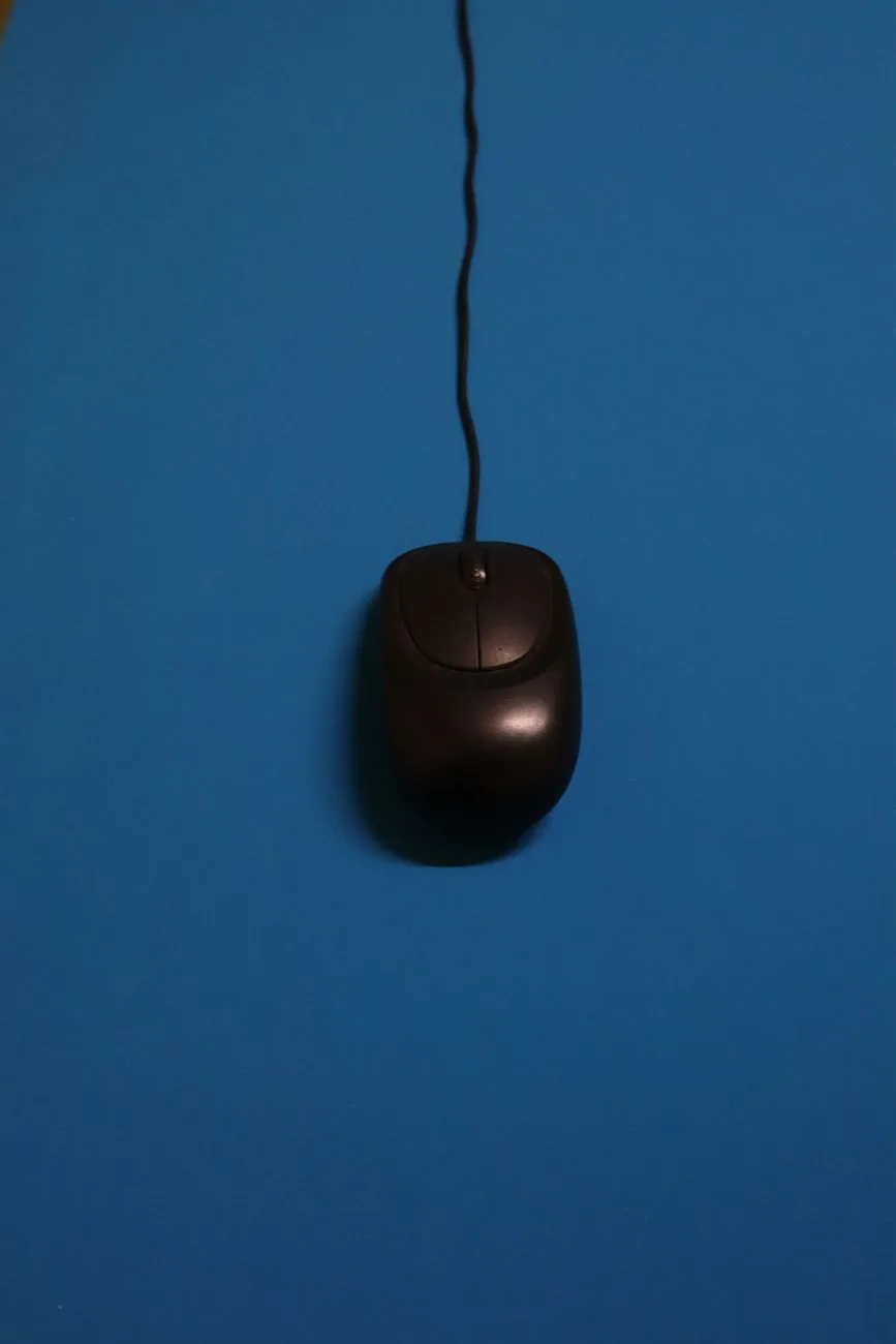 czarna mysz komputerowa na niebieskim tle — Corsair Katar Pro — czego przy tym sprzęcie nie zrobimy