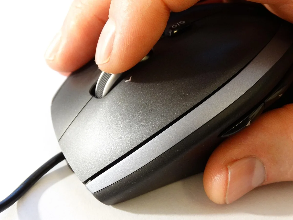 mysz komputerowa na jasnym tle — Corsair Sabre RGB Pro poza naszym warsztatem — gdzie szukać pomocy