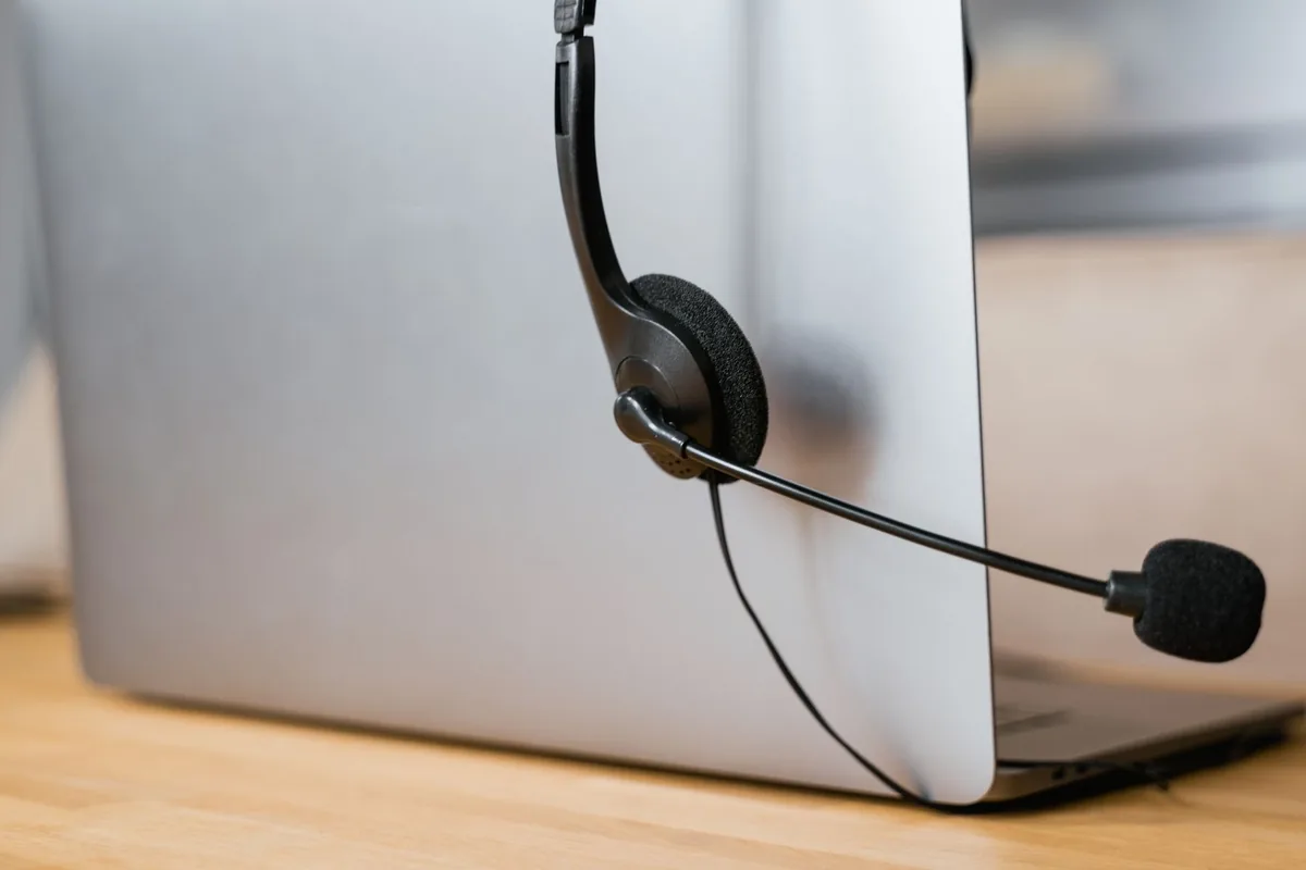 laptop z podłączonym zestawem słuchawkowym na biurku — Corsair Void Pro — czego przy tym sprzęcie nie zrobimy