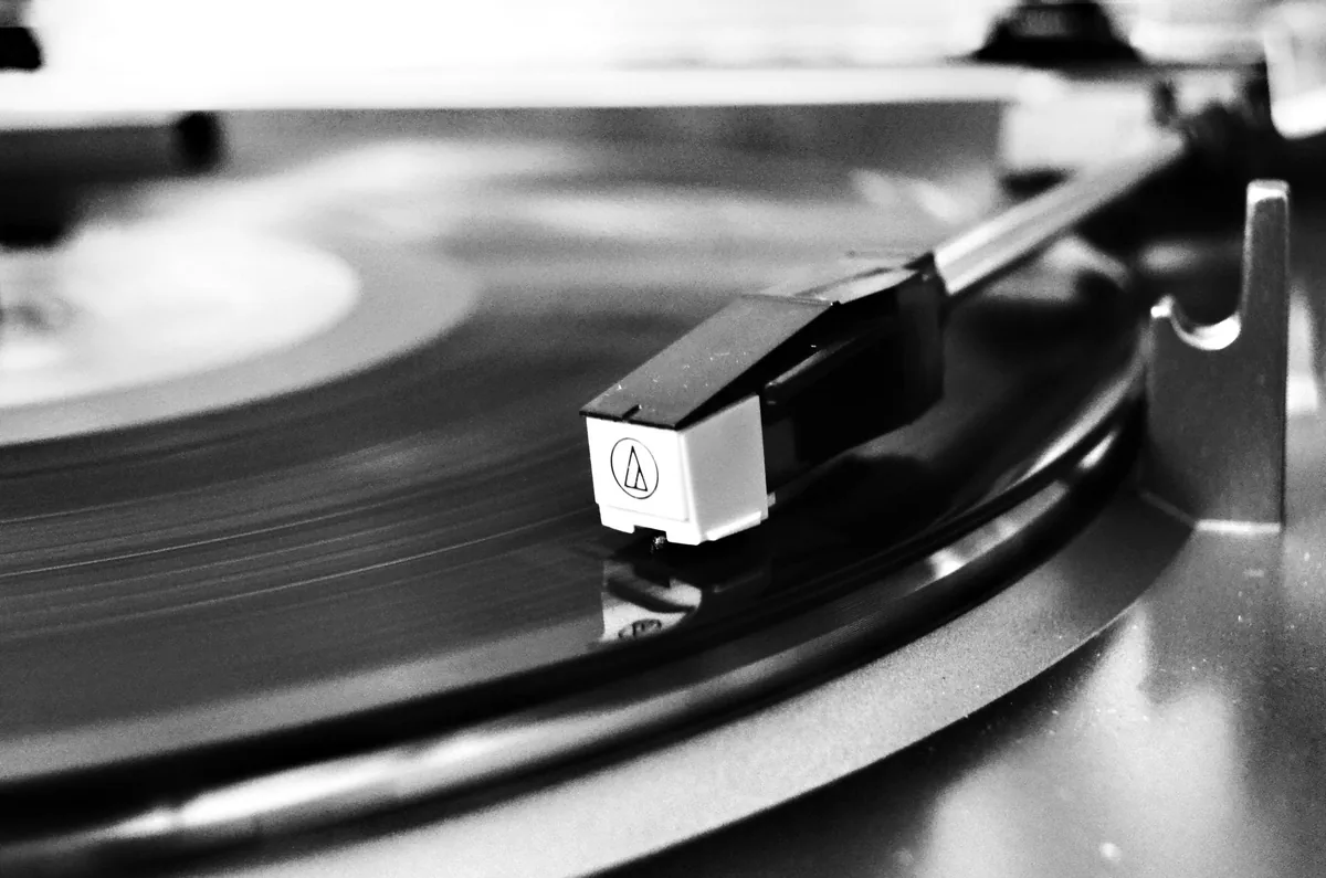 zbliżenie na ramię i talerz gramofonu w czerni i bieli — Crosley C6 w zgłoszeniu — jak odpowiadamy i co radzimy