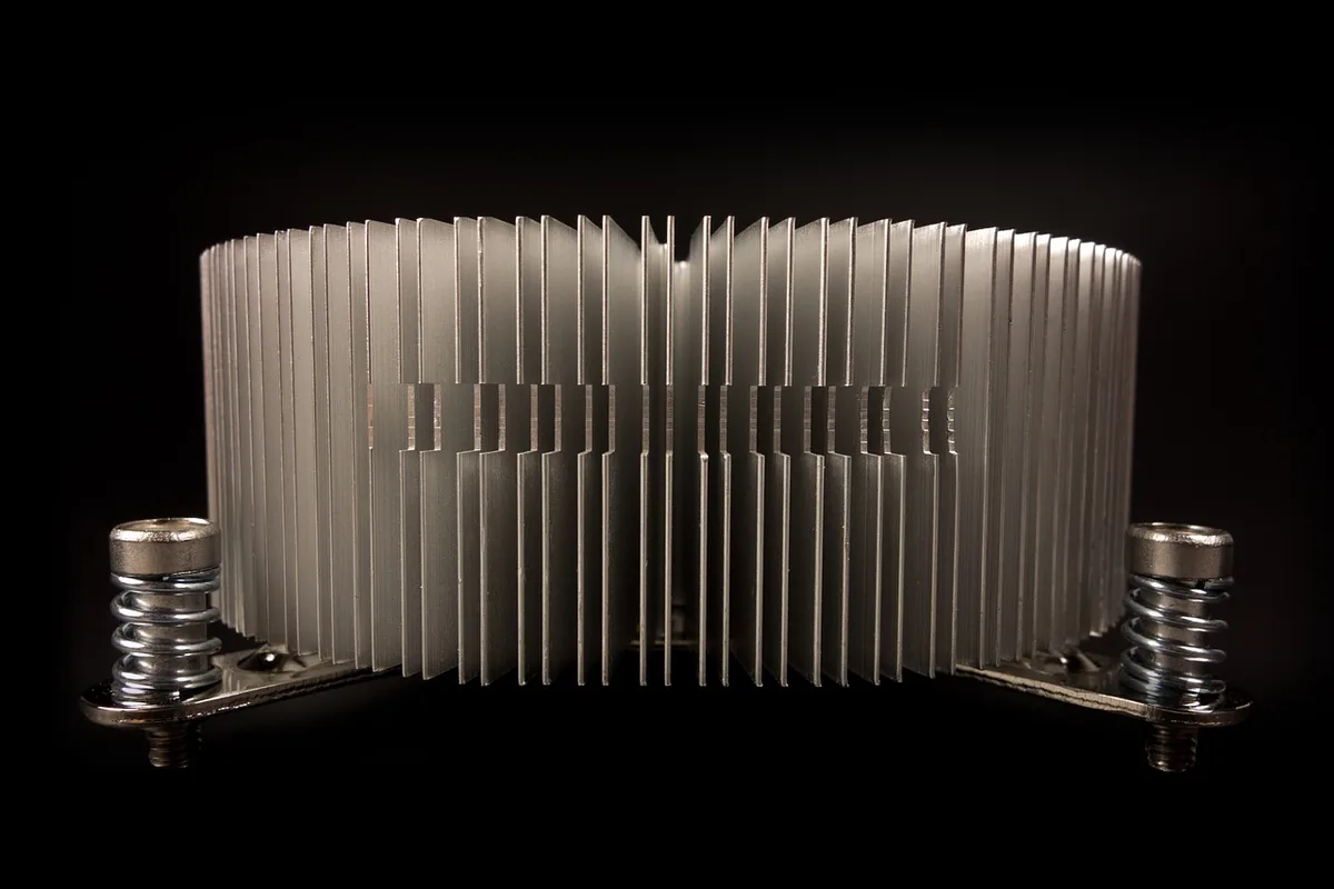 aluminiowy radiator i wentylator chłodzenia procesora — DeepCool LE720 a zakres naszego serwisu — czym zajmujemy się zamiast
