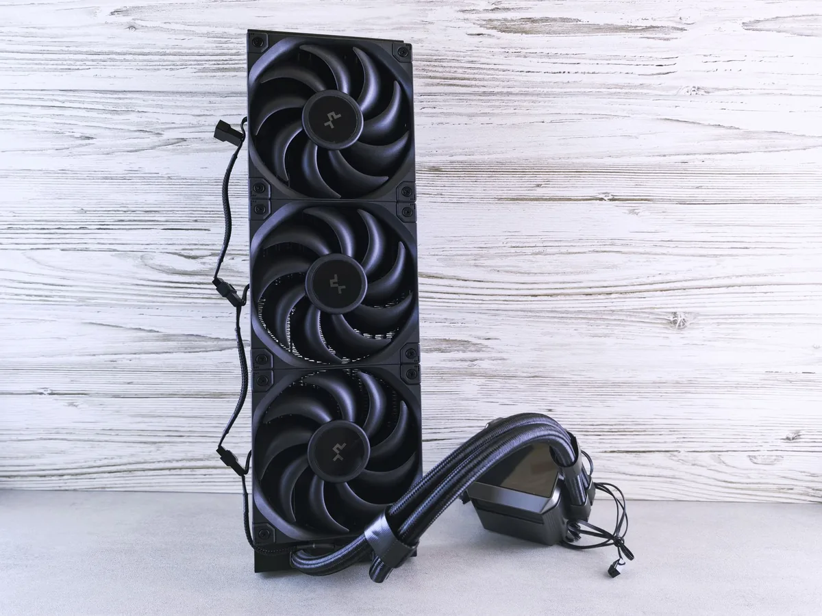 chłodnica z trzema wentylatorami i przewodami — DeepCool LS720 a zakres naszego serwisu — czym zajmujemy się zamiast