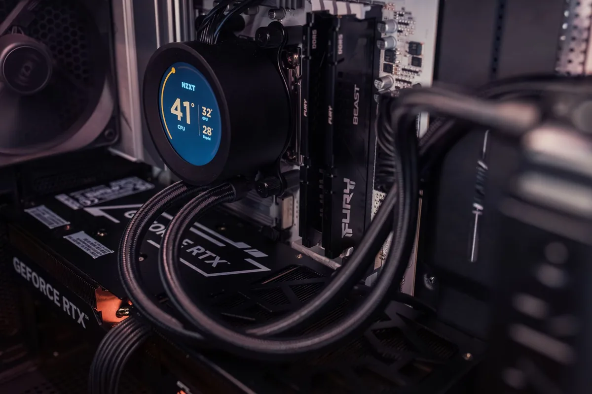 układ chłodzenia i karta graficzna wewnątrz komputera gamingowego — DeepCool LT720 a zakres naszego serwisu — czym zajmujemy się zamiast