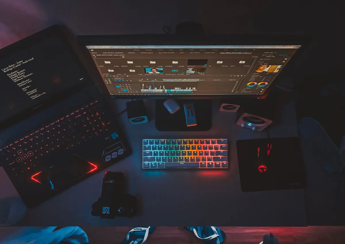 dwa monitory z programem do edycji i kolorowa klawiatura — Dell Alienware AW2725DF poza naszym warsztatem — gdzie szukać pomocy