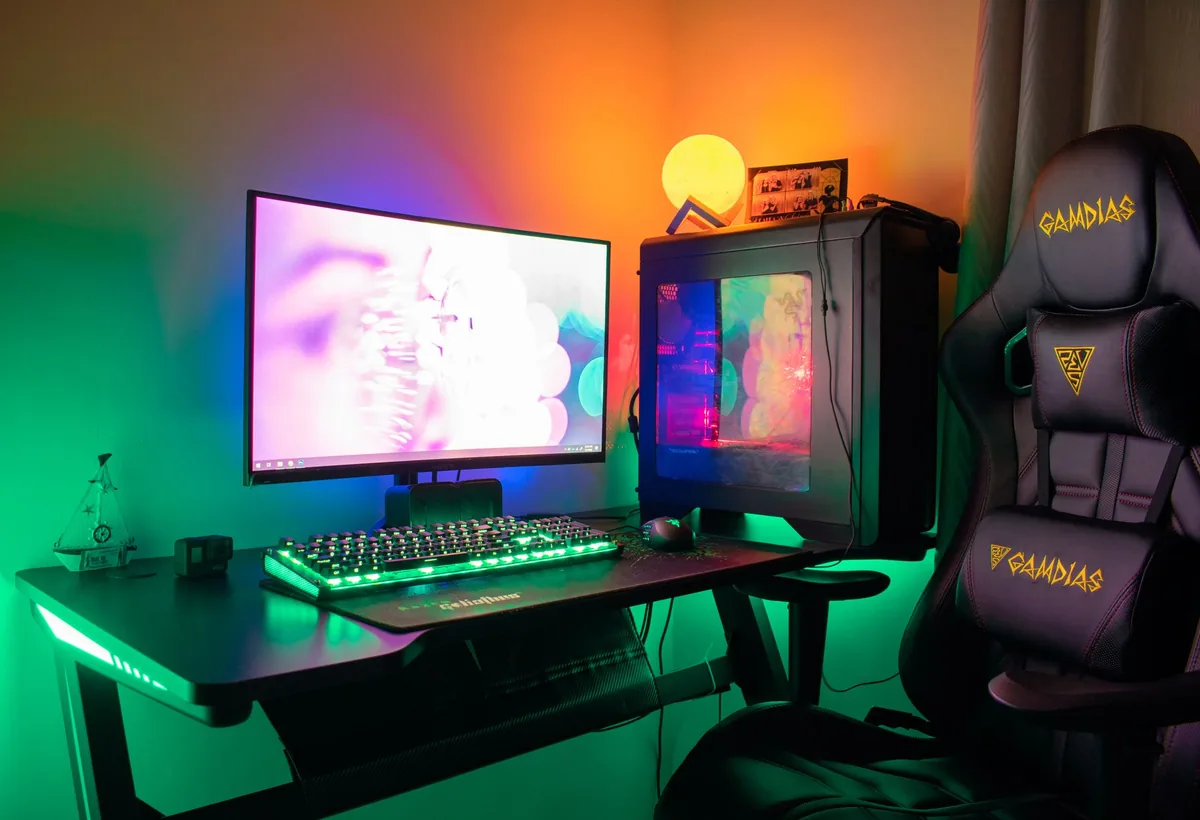 monitor dla graczy, komputer i fotel gamingowy z oświetleniem RGB — Dell Alienware AW3423DWF w zgłoszeniu — jak odpowiadamy i co radzimy