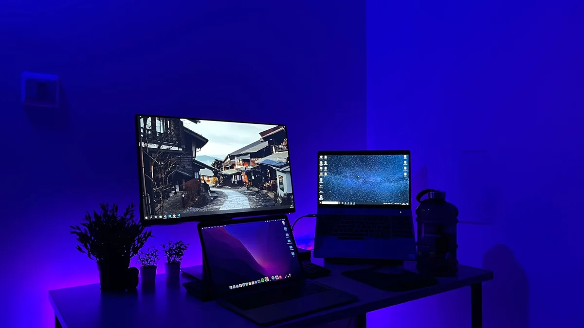 wiele monitorów na biurku dla gracza z niebieskim neonem — Dell G2724D w zgłoszeniu — jak odpowiadamy i co radzimy