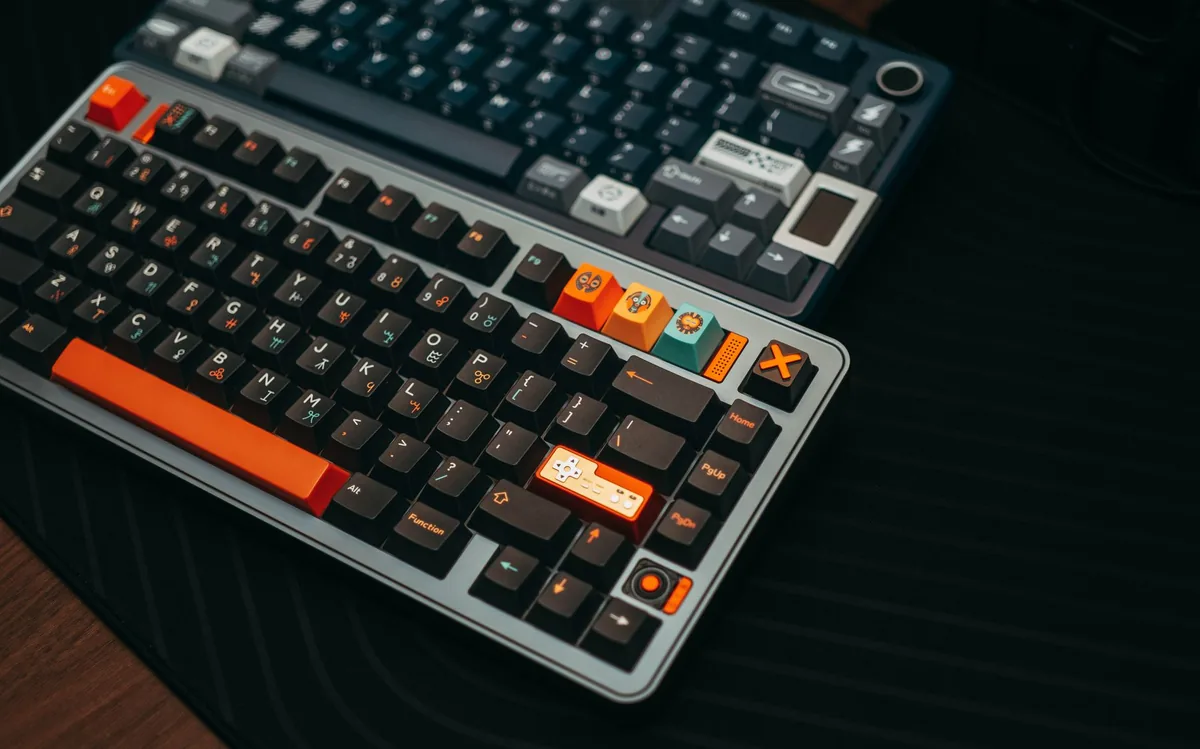 kolorowe klawiatury mechaniczne z unikalnymi klawiszami na biurku — Dell KB216 w zgłoszeniu — jak odpowiadamy i co radzimy