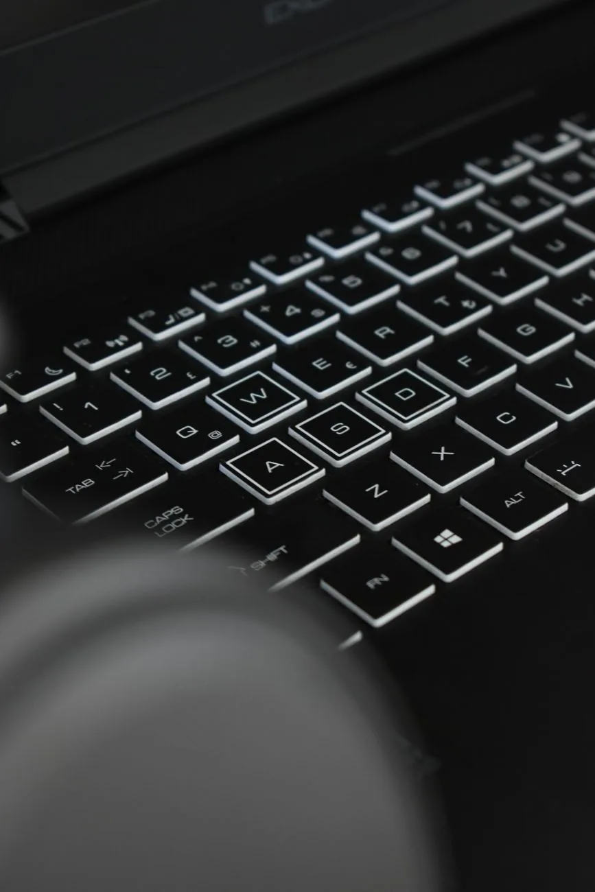 czarna podświetlana klawiatura komputerowa w półmroku — Dell KB522 w zgłoszeniu — jak odpowiadamy i co radzimy