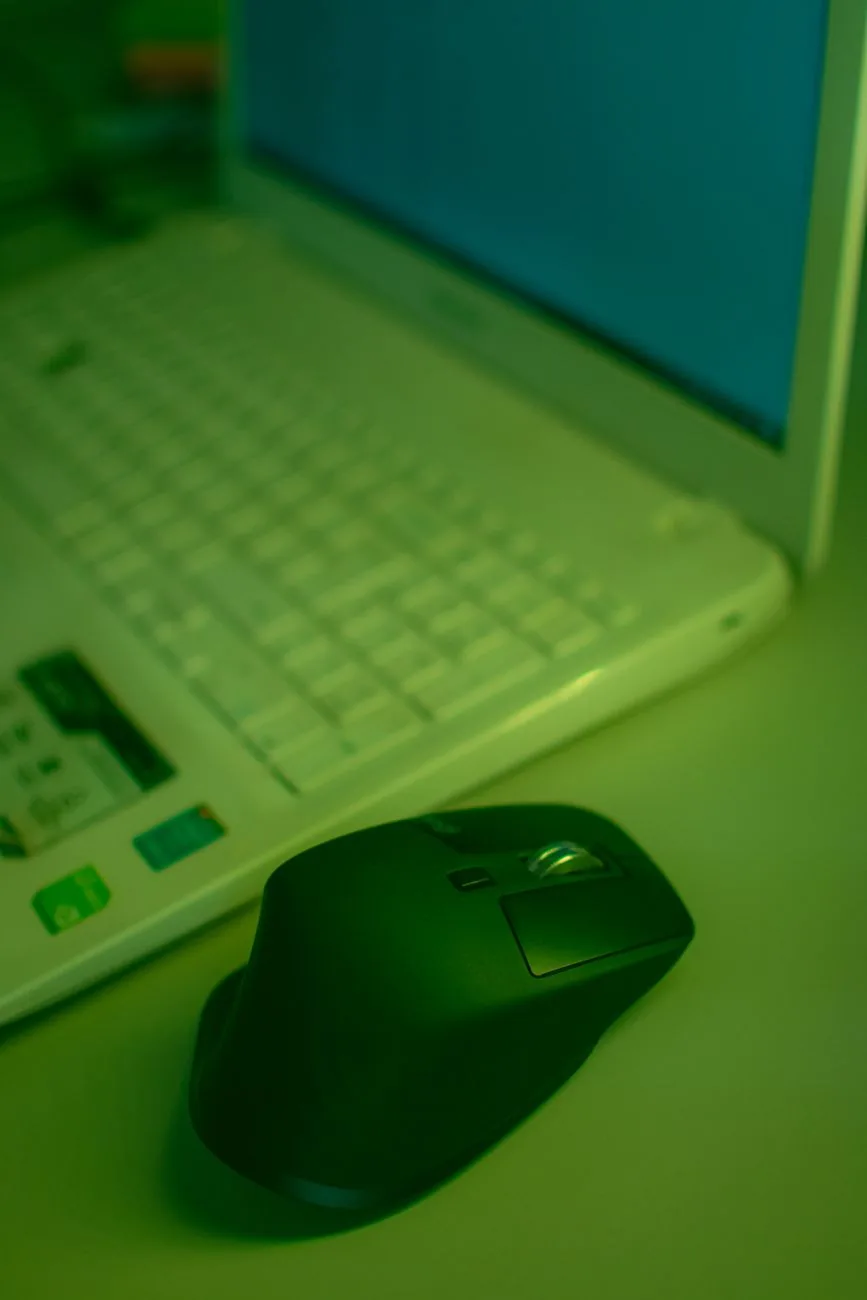 mysz komputerowa obok laptopa na biurku — Dell MS116 poza naszym warsztatem — gdzie szukać pomocy