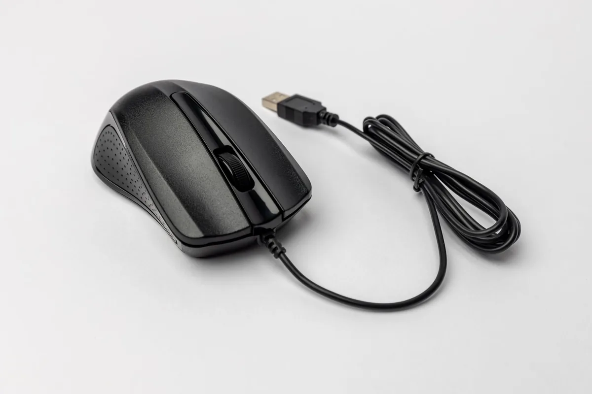 ergonomiczna czarna mysz komputerowa z kablem — Dell MS3320W a zakres naszego serwisu — czym zajmujemy się zamiast