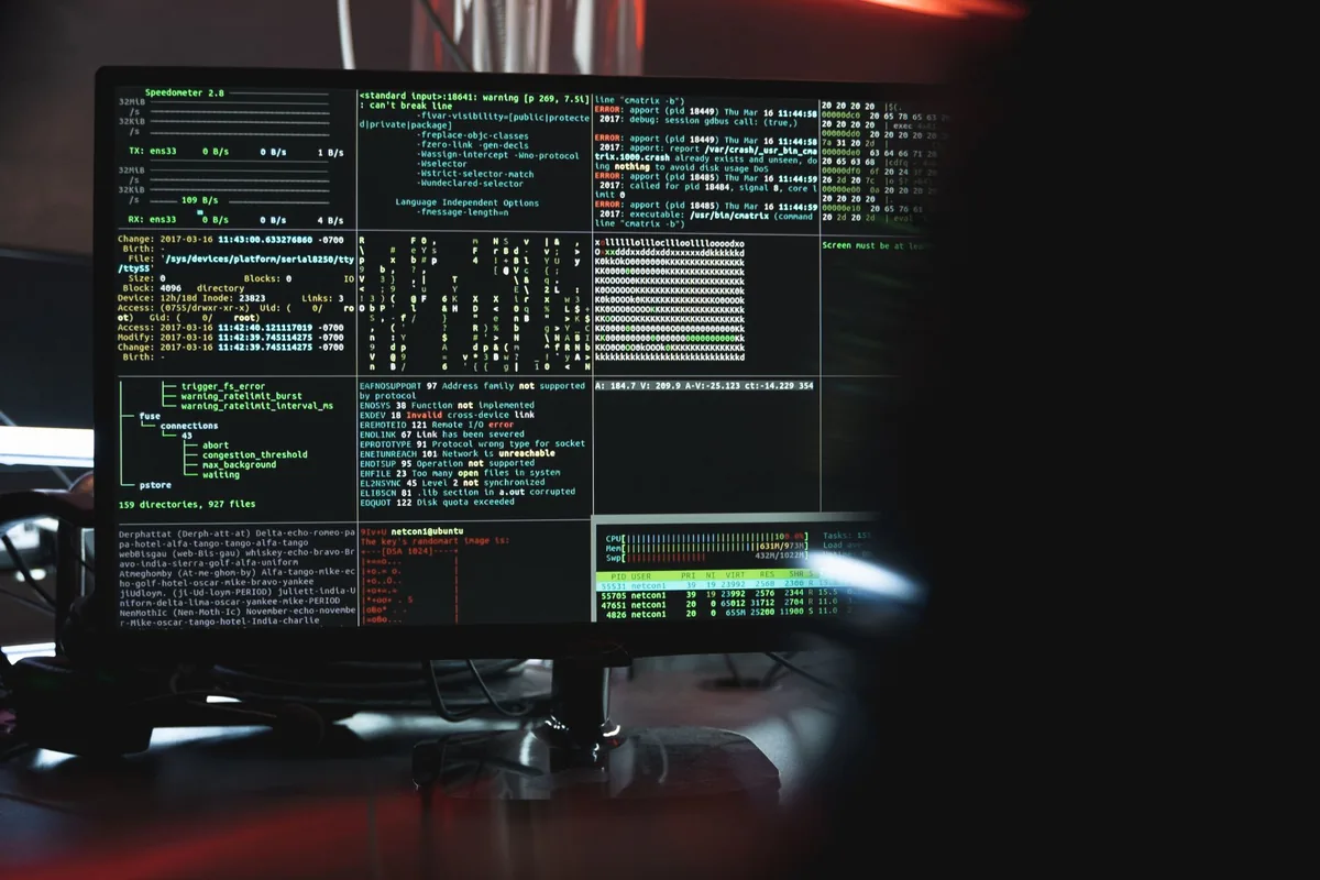 monitor komputerowy z wyświetlonym kodem i danymi bezpieczeństwa — Dell S2722DC w zgłoszeniu — jak odpowiadamy i co radzimy