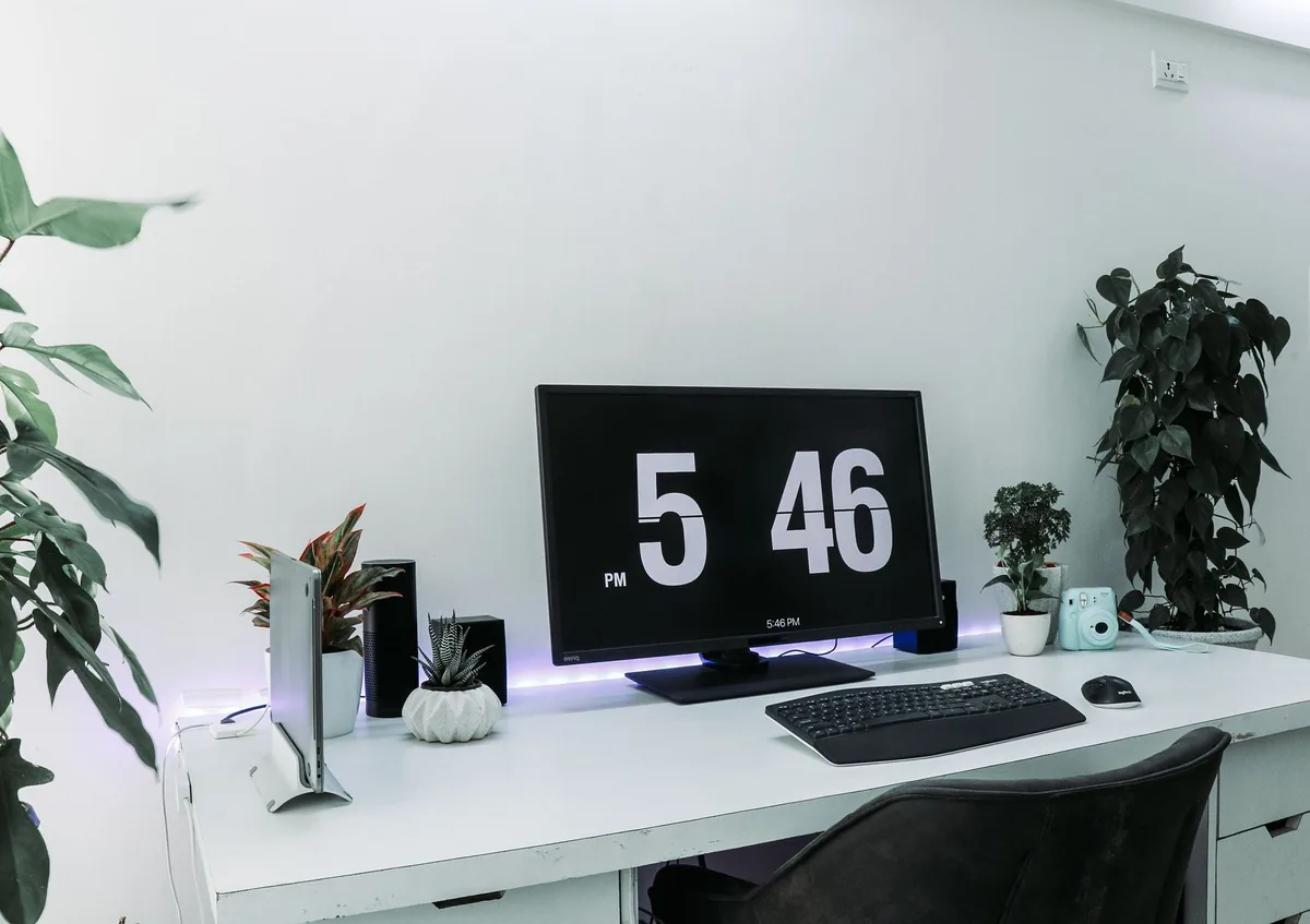 monitor na nowoczesnym biurku w otoczeniu roślin doniczkowych — Dell U2424HE w zgłoszeniu — jak odpowiadamy i co radzimy