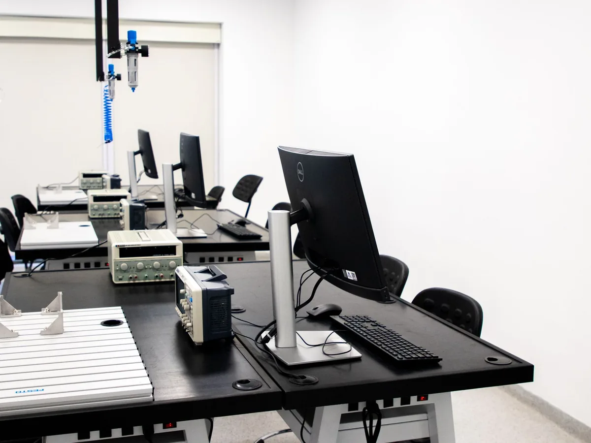 monitory komputerowe i sprzęt elektroniczny na biurkach w laboratorium — Dell UltraSharp U2422H poza naszym warsztatem — gdzie szukać pomocy