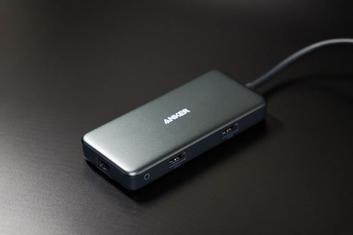 hub USB-C na ciemnym blacie biurka — Dell WD19S poza naszym warsztatem — gdzie szukać pomocy