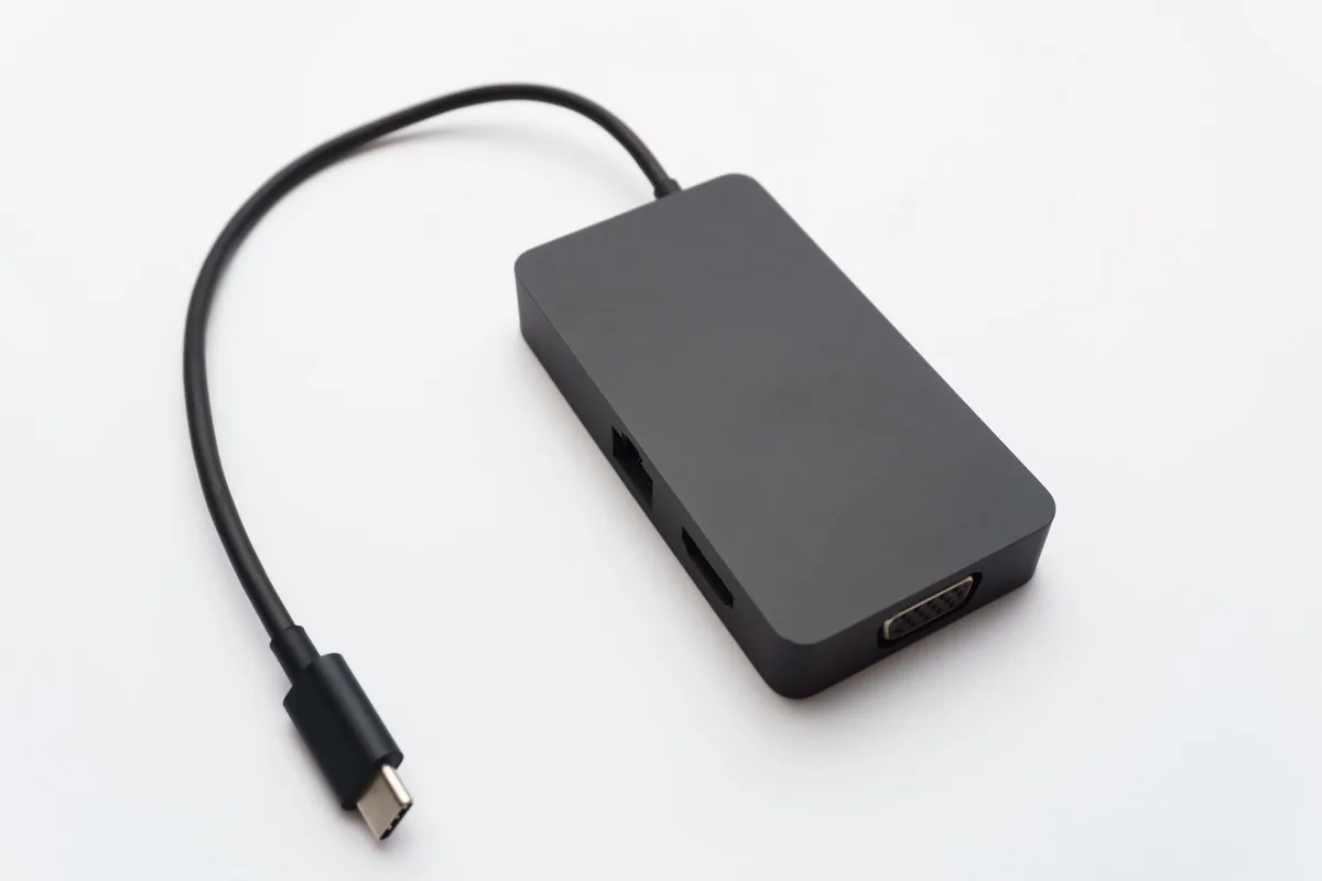 aluminiowy hub usb-c z portami hdmi i ethernet na białym tle — Dell WD22TB4 a zakres naszego serwisu — czym zajmujemy się zamiast