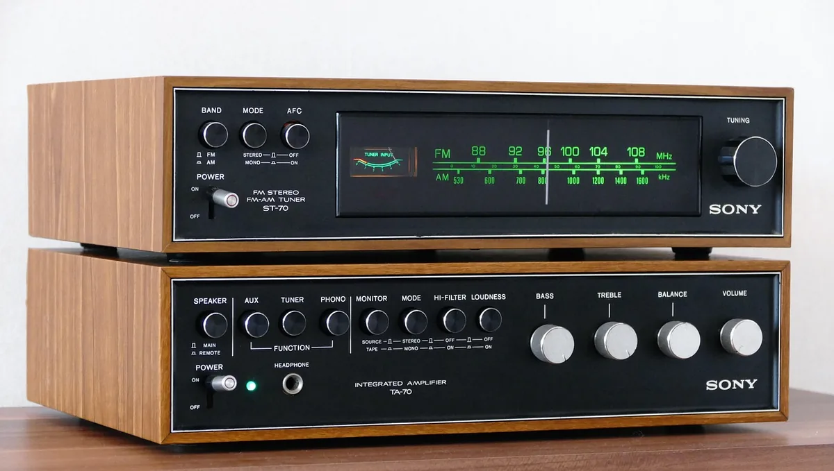 srebrny wzmacniacz stereo w stylu retro z lat siedemdziesiątych — Denon AVC-X3800H w zgłoszeniu — jak odpowiadamy i co radzimy