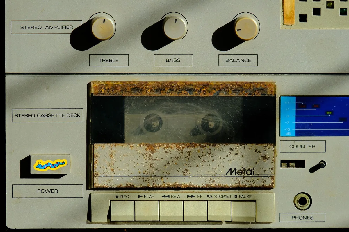 wzmacniacz i magnetofon kasetowy w stylu retro — Denon AVR-S670H a zakres naszego serwisu — czym zajmujemy się zamiast