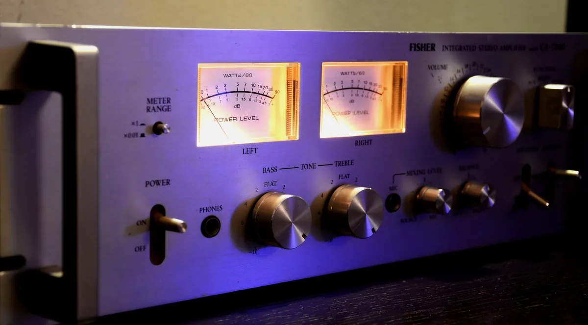 wzmacniacz stereo z podświetlanymi wskaźnikami — Denon AVR-X1800H — czego przy tym sprzęcie nie zrobimy
