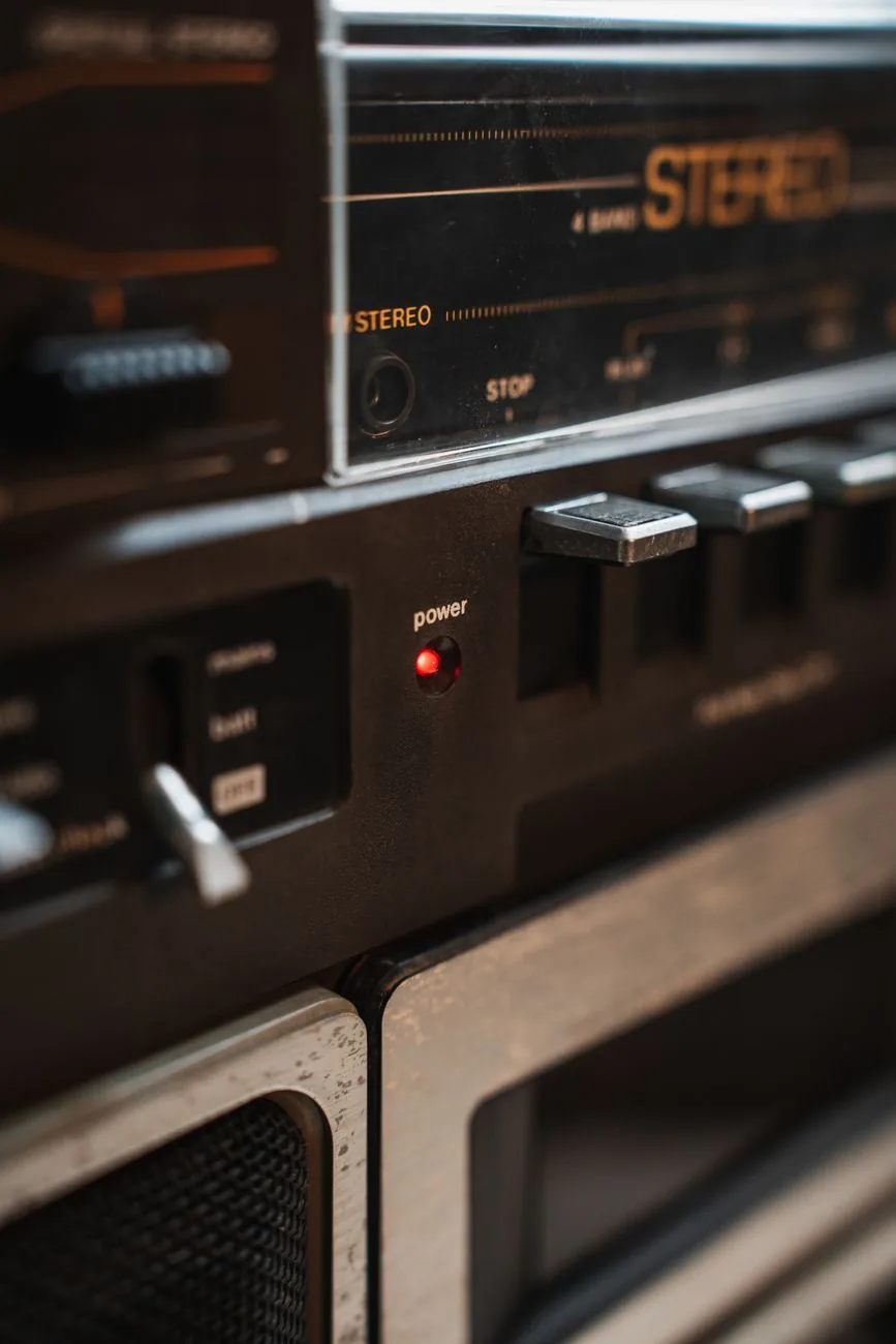 panel przedni wzmacniacza retro z włącznikiem i pokrętłami — Denon AVR-X2800H poza naszym warsztatem — gdzie szukać pomocy