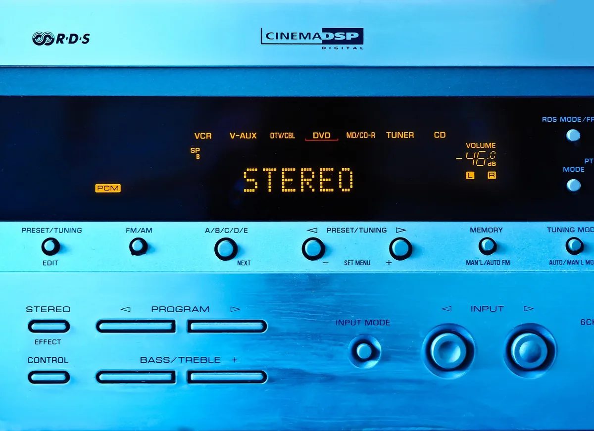 zbliżenie na pokrętła i kontrolery wzmacniacza stereo — Denon AVR-X3800H — czego przy tym sprzęcie nie zrobimy