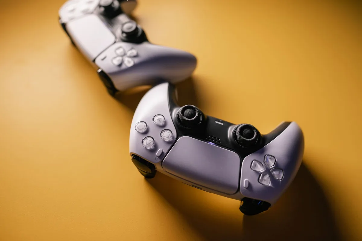 para kontrolerów do gier na kolorowym tle — Dlaczego nie bierzemy 8BitDo SN30 Pro do naprawy