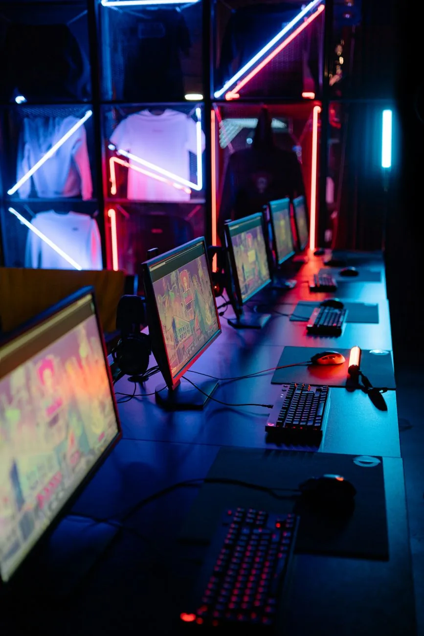 stanowiska komputerowe z kolorowymi monitorami w kafejce internetowej — Dlaczego nie bierzemy Acer Nitro XV252QF do naprawy