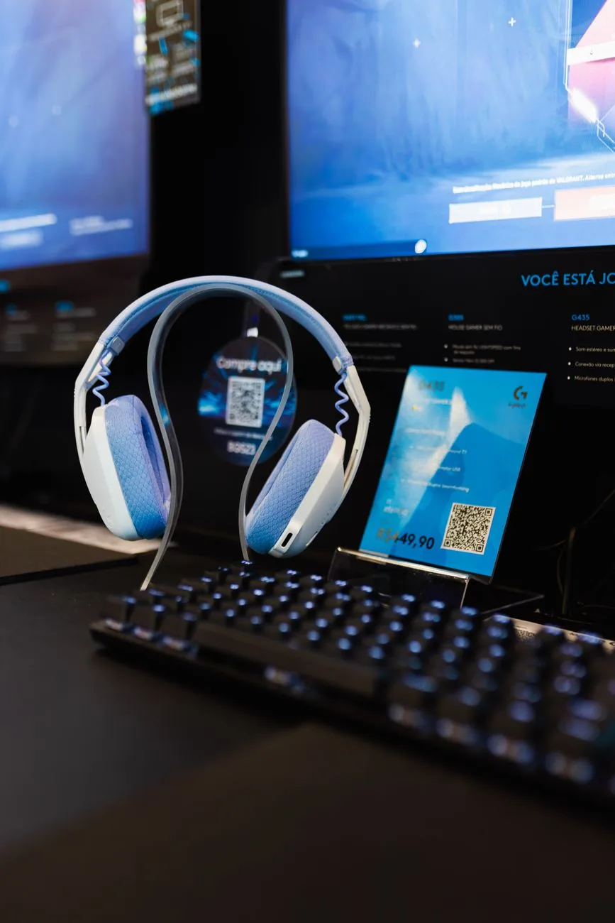 niebieskie słuchawki przed dwoma monitorami i podświetlaną klawiaturą — Dlaczego nie bierzemy Acer Nitro XV272U do naprawy